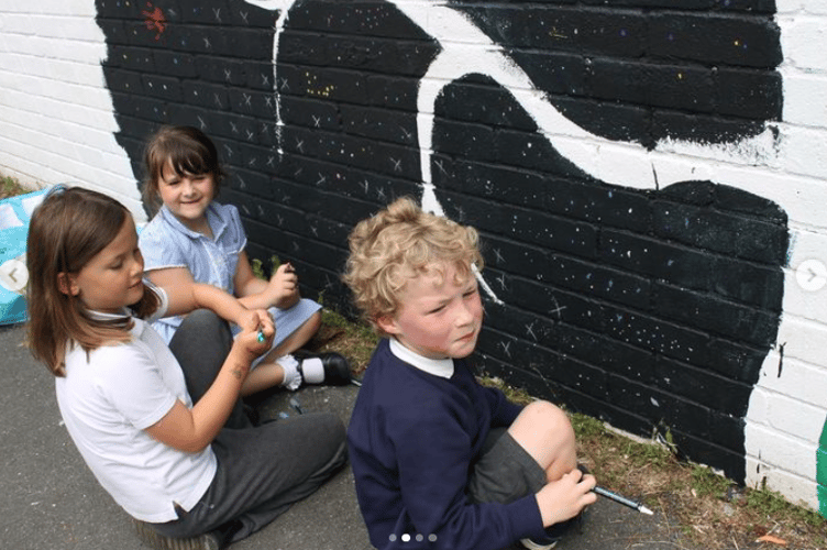 Students helping with the mural 